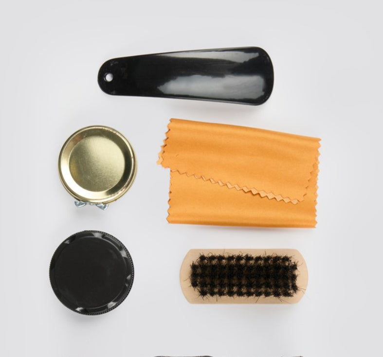 Traveler kit shoe polish